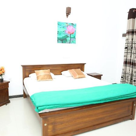 Lotus Dreams Guesthouse Weligama Bagian luar foto