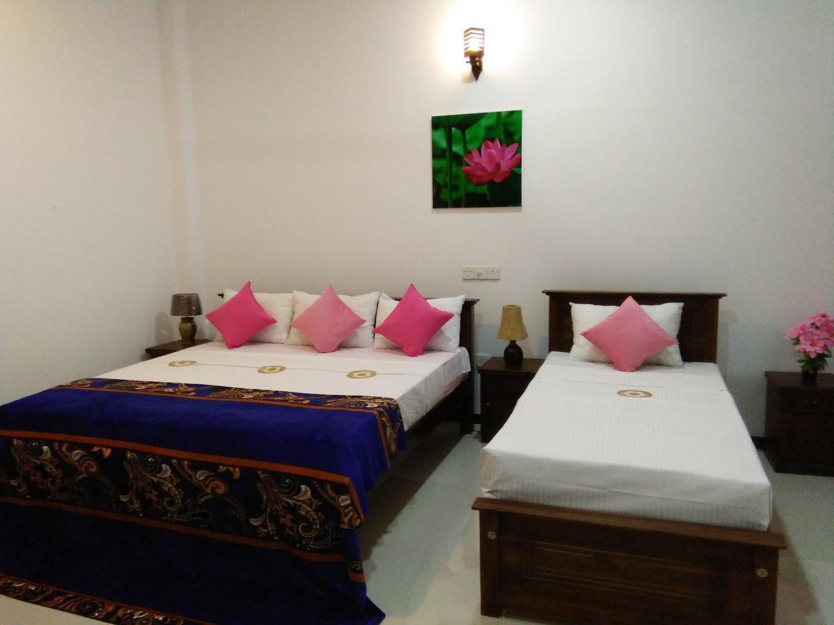 Lotus Dreams Guesthouse Weligama Bagian luar foto