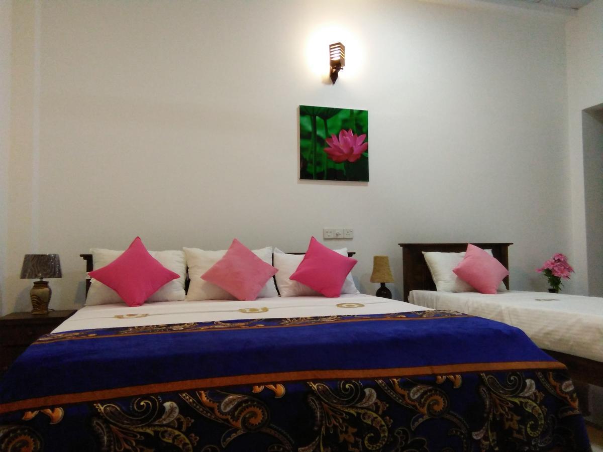 Lotus Dreams Guesthouse Weligama Bagian luar foto