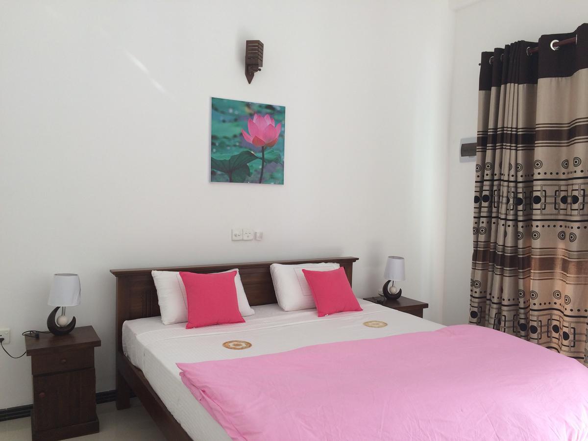 Lotus Dreams Guesthouse Weligama Bagian luar foto