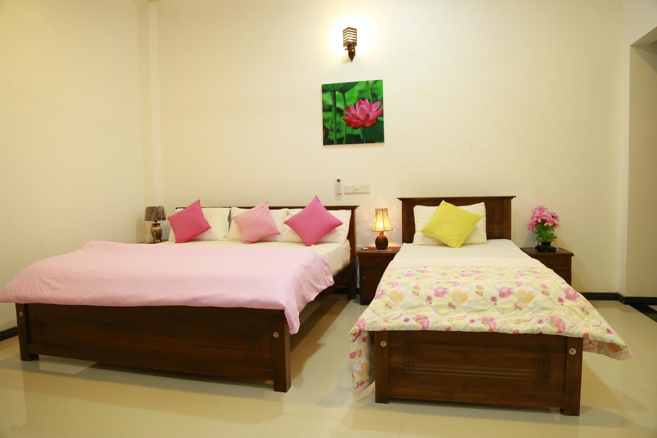 Lotus Dreams Guesthouse Weligama Bagian luar foto