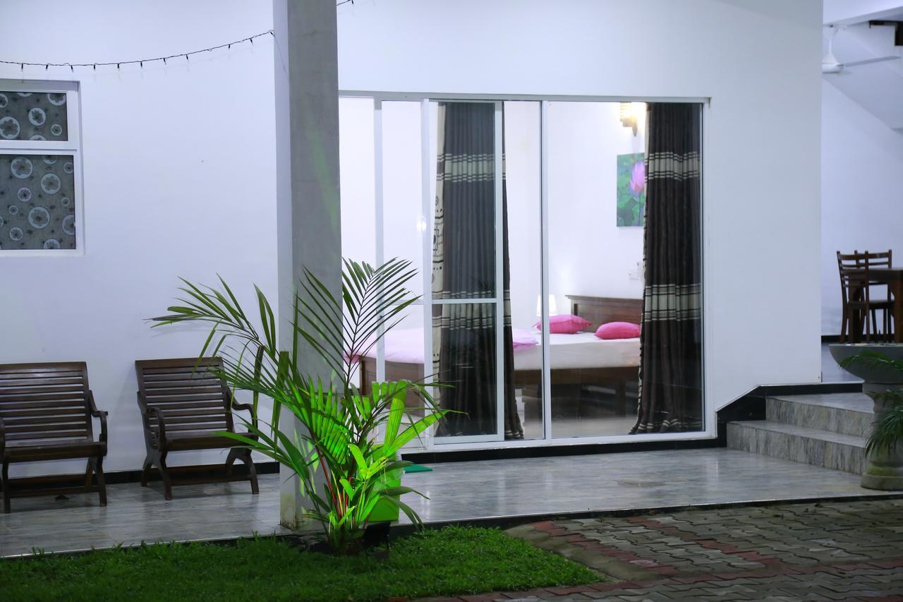 Lotus Dreams Guesthouse Weligama Bagian luar foto