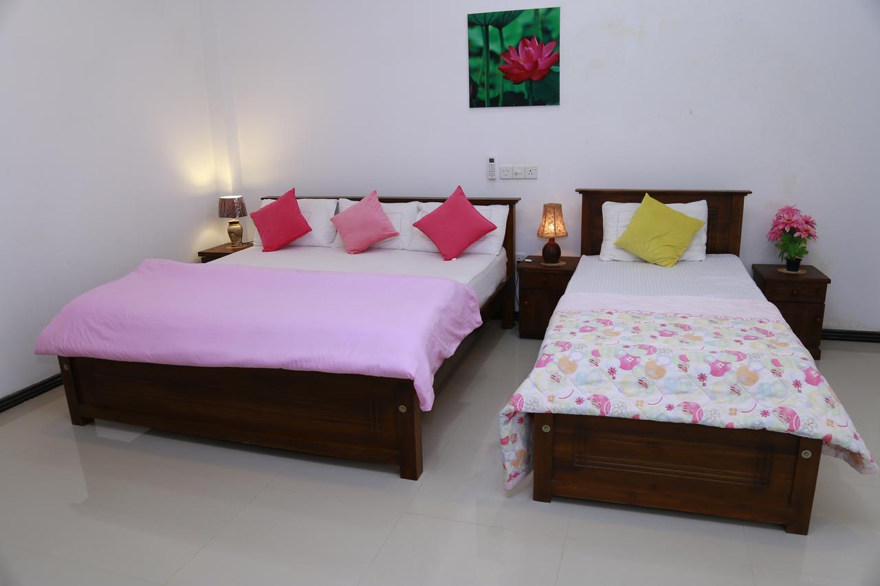 Lotus Dreams Guesthouse Weligama Bagian luar foto