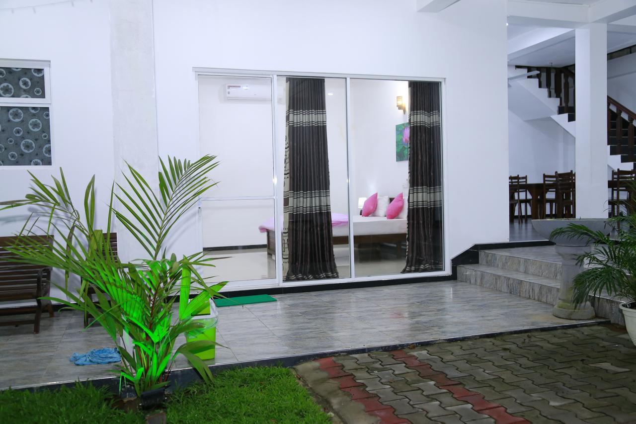 Lotus Dreams Guesthouse Weligama Bagian luar foto