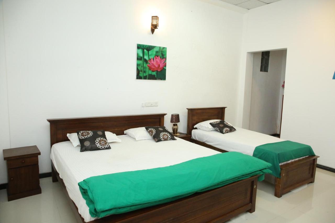 Lotus Dreams Guesthouse Weligama Bagian luar foto