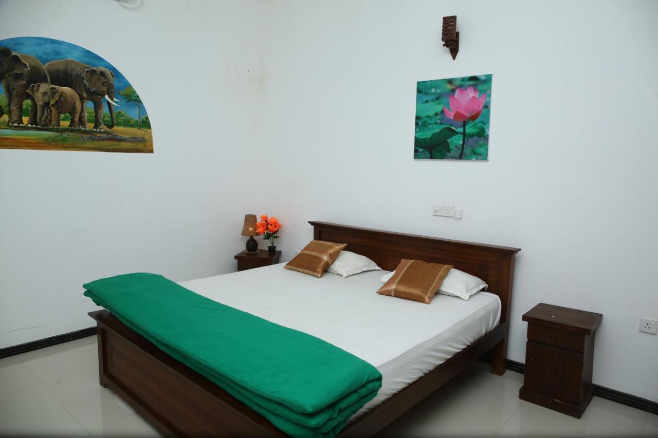 Lotus Dreams Guesthouse Weligama Bagian luar foto